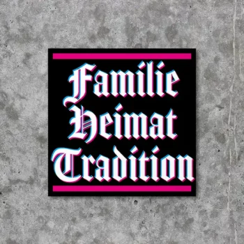 Produktbild für einen Sticker bzw. Aufkleber mit dem Motiv "Familie Heimat Tradition". Der Aufkleber hat einen schwarzen Hintergrund und eine Frakturschrift mit Glitch Effekt.