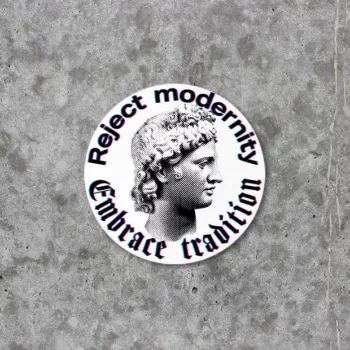 Produktbild für einen Sticker bzw. Aufkleber mit dem Motiv "Reject modernity, embrace tradition". Abgebildet ist der Kopf einer Marmorbüste mit einem Rasterungseffekt. Der Text ist zum Teil in Frakturschrift und hat einen Glitch-Effekt. Witterungsbeständiger und UV-stabiler Sticker bzw. Aufkleber. Größe 6x6cm.