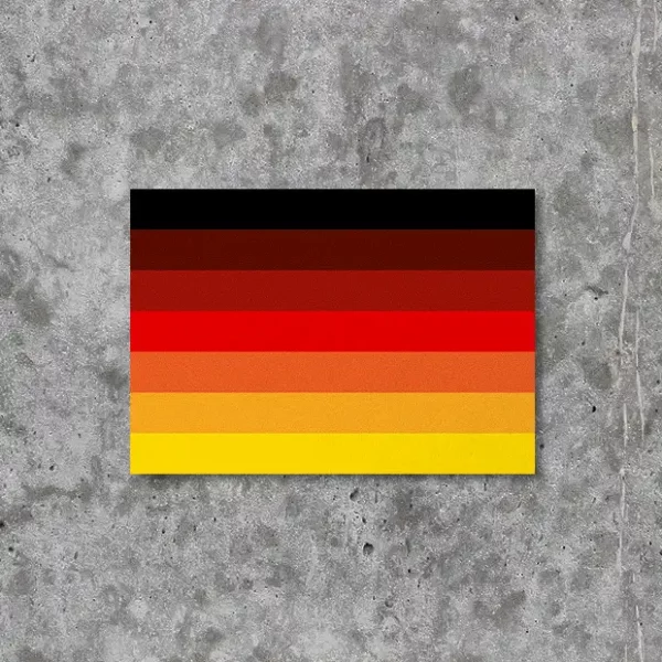 Produktbild für einen Stolzmonat / Stolzflagge Deutschland Sticker in Größe Din A8, der im Rahmen des Stolzmonats entstanden ist. Er hat sieben Farbabstufungen von Schwarz zu Rot zu Gold. Das Ganze ist angelehnt an die progressive LGBTQ Stolzflagge.