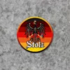 Produktbild für einen Stolzmonat-Sticker bzw. Aufkleber mit 6 mal 6 cm. Das Motiv ist rund und hat Farbabstufungen von Schwarz zu Rot zu Gold und das preußische Wappen mit Adler ist abgebildet als Symbol für nationalen Stolz. Das Ganze ist angelehnt an die progressive LGBTQ Stolzflagge. Unter dem Wappen steht das Wort "Stolz".