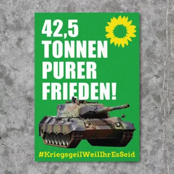 Produktbild für einen Sticker bzw. Aufkleber mit dem Motiv "42,5 Tonnen purer Frieden!". Abgebildet ist ein Panzer. Das Motiv soll satirisch aufzeigen, dass Waffenlieferungen nicht für Frieden sorgen, egal wie sie propagiert werden. Der Sticker ist in Grün gehalten und hat das Logo der Partei "Bündnis 90 / Die Grünen". Unten ist ein satirischer Hashtag mit der Aufschrift #KriegsgeilWeilIhrEsSeid, welches sich an den Spruch der Grünen "Bereit weil ihr es seid" orientiert.